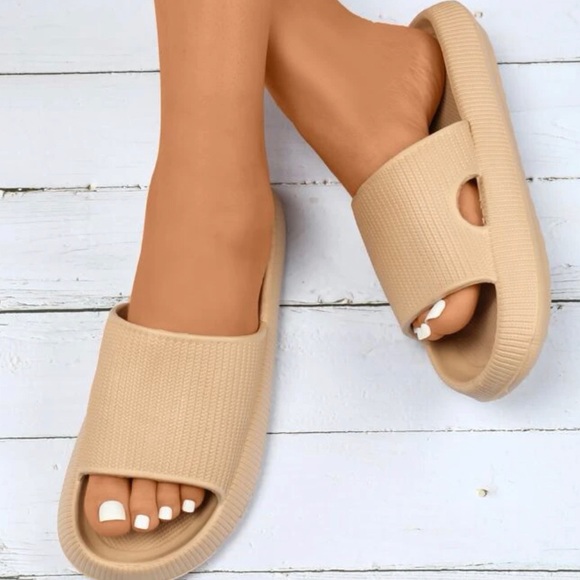 Nude Cloud Slides - Picture 3 of 6